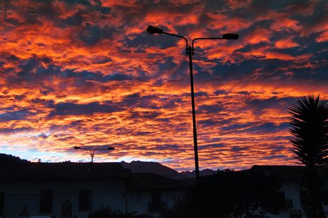 Amanecer en Cusco - Una obra maestra que fusiona ritmos andinos con melodías melancólicas de guitarra